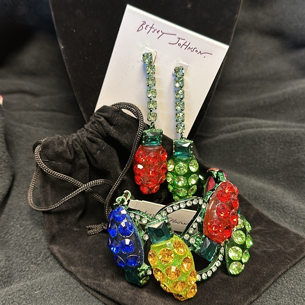 🎄NWT BETSEY JOHNSON EXQUISITE CHRISTMAS LIGHTS EARRINGS AND BANGLE SET!!🎄 - Picture 6 of 6
